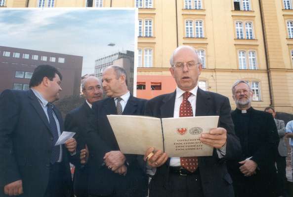 L prum president dla Università Liedia de Bulsan, Friedrich Schmidl, con l Document de Fondazion, canche al é vegnù metù ju la pruma pera. Viadedò veiden l vedl assessour provinzial per l frabiché Alois Kofler, l ambolt de Bulsan Giovanni Salghetti Drioli, l president dla Provinzia dl Südtirol Luis Durnwalder y l Vescul Wilhelm Egger. (© unibz)
