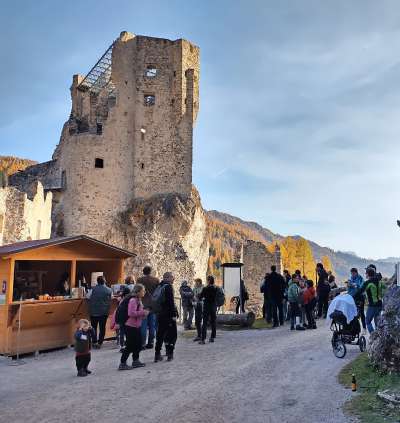 Ciastel d’Andrac plen e toch per l ultimo fin setemena de giourida.
