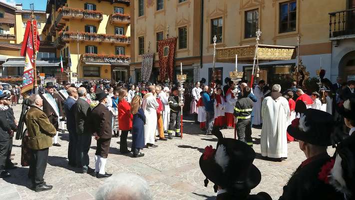 Ra comunità de Anpezo in festa, intrà devozion e tradizion. Cisà cuanto che vanzarà de duto chesto, ca de vinte ane.
