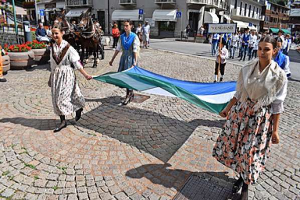 media/k2/galleries/21522/thumbs/Ulda_bandiera_ladina_2022_web.jpg