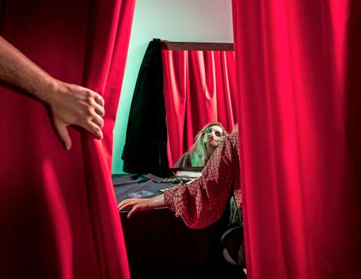 media/k2/galleries/21526/thumbs/shot-from-woman-dressed-as-clown_web.jpg
