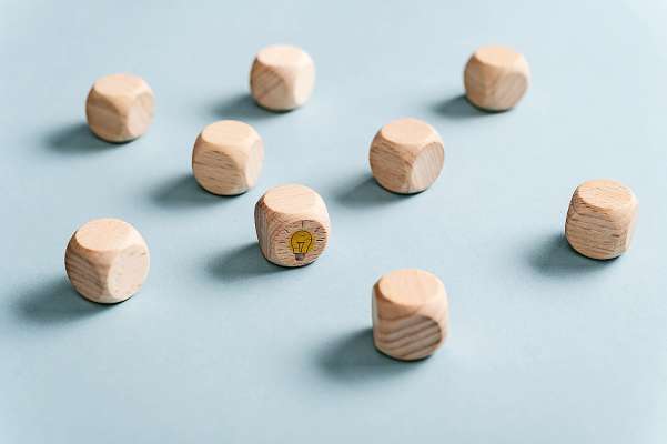 media/k2/galleries/21528/thumbs/group-blank-wooden-dice-with-hand-drawn-light-bulb-one-them_web.jpg