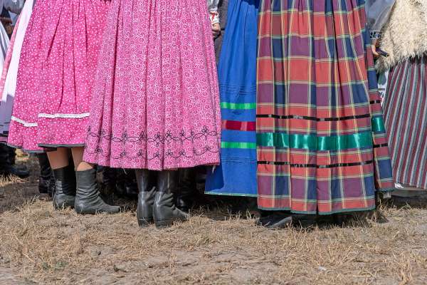 media/k2/galleries/21592/thumbs/colorful-skirts-young-girls-during-festival-ukraine-closeup_web.jpg