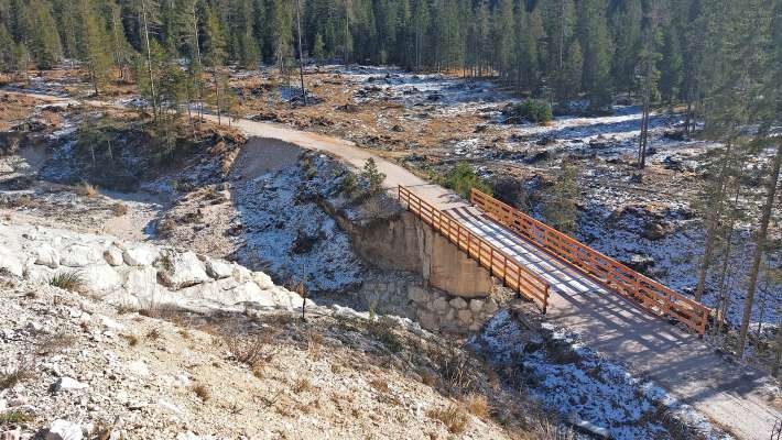 El laoro fato da i ome de el Comun de Anpezo, par comedà ra pista da schie, alolo de inze de Ospedà.
