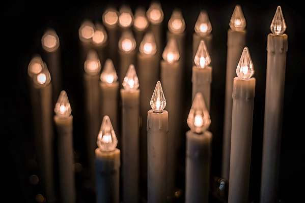 media/k2/galleries/21602/thumbs/led-candles-pray-modern-church_web.jpg