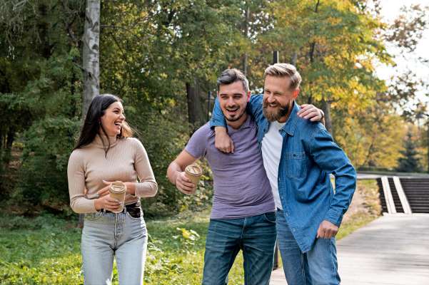 media/k2/galleries/21604/thumbs/friends-laughin-having-fun_web.jpg