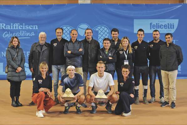 Dancà Sandro Kopp (campion dl turnoi) y Leopold Zima (finalist) cun Margot Demetz (cumité de urganisazion/CU) y Christa Perathoner (CU), mpe da m.c. Christina Demetz (Dolomites Val Gardena), Richard Weissensteiner (presidënt dla FIT Bulsan), Ingo Mair (presidënt dl TC Gherdëina y dl CU), Wolfgang Wanker (diretëur dl turnoi), Stefano Sacchi (arbitradëur), Pier Luigi Grana (Supervisor), Michael Kerschbaumer (CU), Doriana Trevisani (fisioterapista), Tommaso Belluomini (maester de tennis y CU), Stefano Bassetto (maester de tennis y CU) y l arbitradëur dla finela Daniele Pece.
