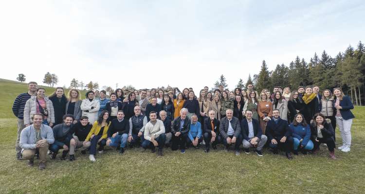 La gran scuadra dla Dolomiti Sportclinic n gaujion dla festa per i primes diesc ani de atività.
