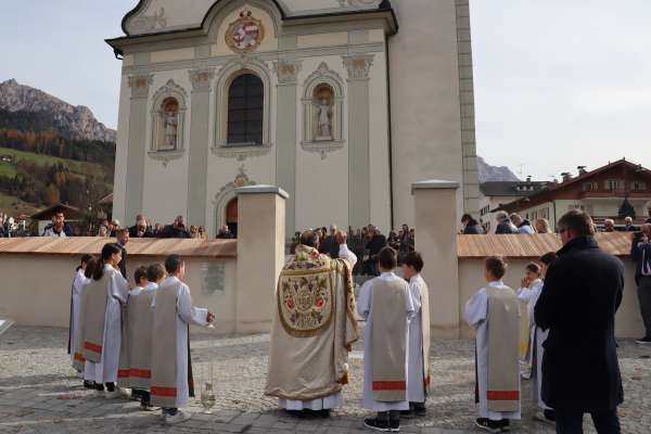 Tratan la benedisciun dla cortina. (© Pablo Palfrader/La Usc di Ladins)
