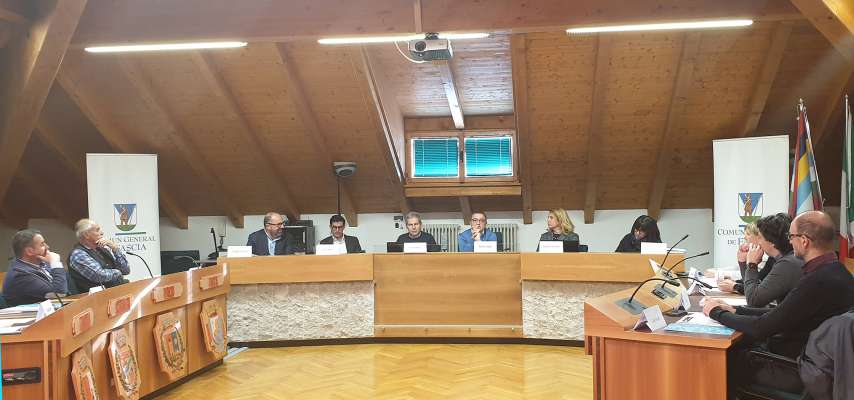 La radunanza de la Conferenza de la Mendranzes linguistiches te Comun General de Fascia.
