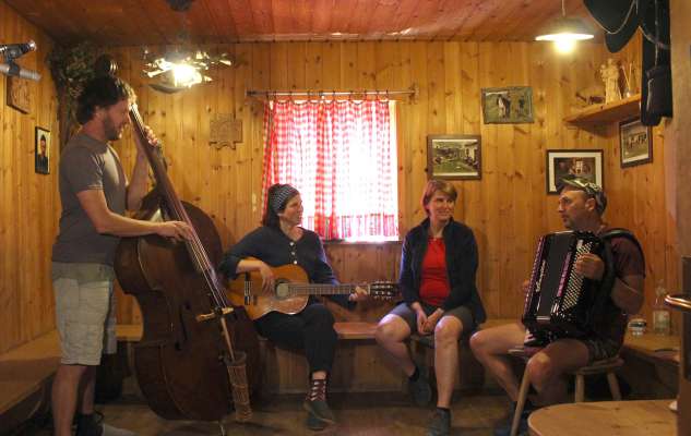 Philipp Schörghuber, Anita Obwegs, Silvia Pitscheider y Zenzo Obwegs é i protagonisć dla CD nöia. 
