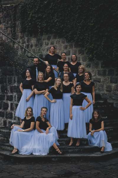 L cor »Femmetastic«. 16 ciantarines cun l dirighënt de Gherdëina Aaron Demez (foto: Peter Unterthiner).

