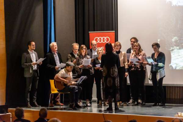 Le cor dla Cooperativa che á cianté n valgönes cianties tratan l'assemblea generala. (foto: Freddy Planinschek) 
