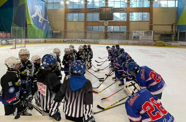 L’U 11 saluda i amisc del Piné.
