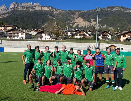 La squadra di Arlieves del Fascia Balon col alenador Paolo Mancini (a man dreta) e l vize Mariano Rason (a cencia).
