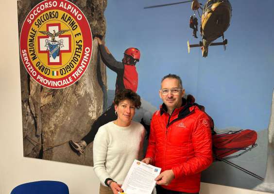 Roberta Silva, presidenta de la Sociazion gestores di refuges del Trentin e Walter Cainelli president del Socors da mont e speleologich trentin à sotescrit la cordanza.
