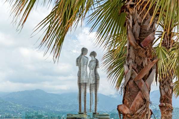 media/k2/galleries/21739/thumbs/moving-metal-sculpture-created-by-georgian-sculptor-tamara-kvesitadze-titled-man-woman_web.jpg
