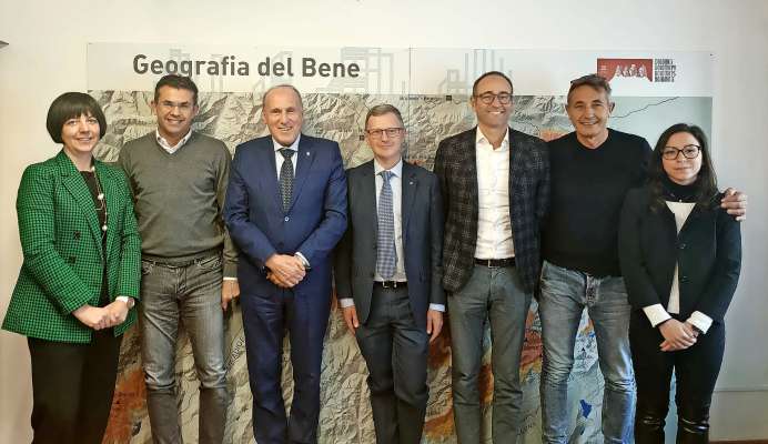 Ra Fondazion Dolomites Unesco con Mara Nemela a ra direzion, el presidente de ignante Mario Tonina, chel de ades Stefano Zannier, el so vize Roberto Padrin.
