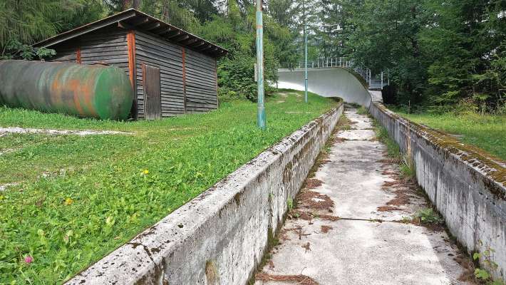 Ra vecia pista da bob Eugenio Monti in Anpezo; a fei su chera noa, vanzarà algo de chera vecia, da se pensà de ra storia de chesto sport.
