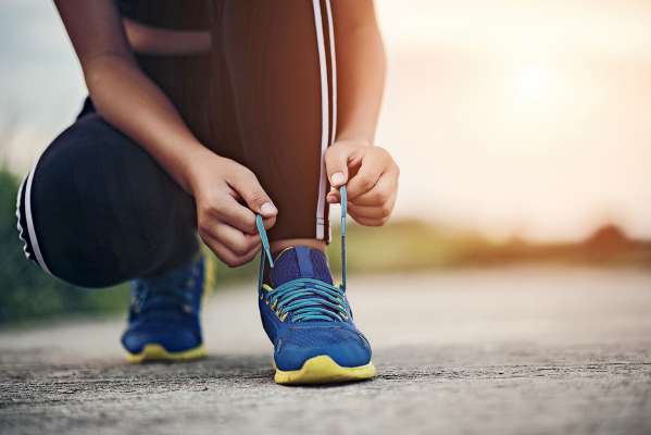 media/k2/galleries/21767/thumbs/close-up-shoes-female-runner-tying-her-shoes-jogging-exercise_web.jpg