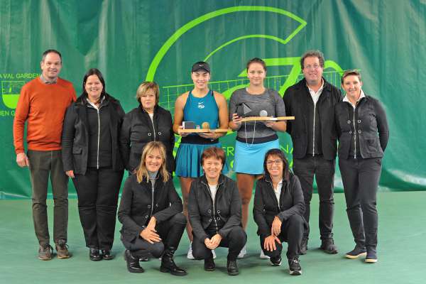 Lassù da m.c.: Ambros Hofer (diretëur dl turnoi), Martina Moser (cumité de urganisazion-CU), Patrizia Mairhofer (presidënta dl Tennis Club Urtijëi), Ana Konjuh (campiunëssa), Viktoria Kuzmova (finalista), Filip Moroder (CU), Ellis Kasslatter (presidënta dl CU), Margot Demetz (CU), Marion Kostner (CU) y Antonia Moroder (CU).
