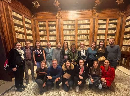 Le grup tla Biblioteca Guarneriana a San Denêl.
