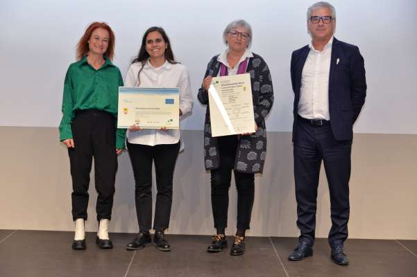 Les döes assesssuries Elide Mussner y Edith Dapoz á pié do a Balsan la rezertificaziun de Comu Clima d'arjënt. 
