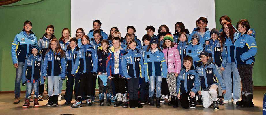  Atlec e alenadous del Sci Club Arabba che corarà nte la stagion dai schi 2022- 2023.
