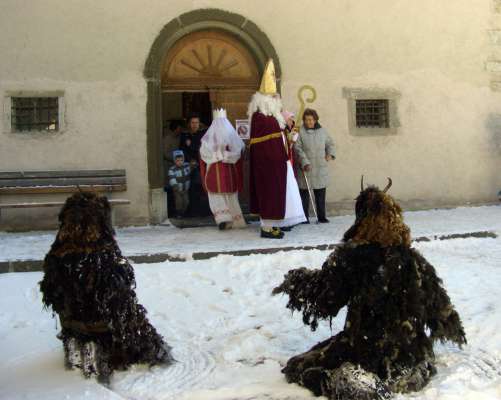 I Krampus zenza Sèn Nicolò no i à nia a che fèr con la tradizion.
