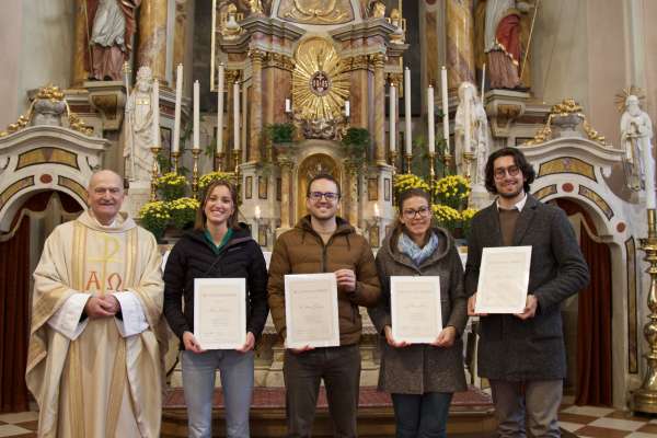  I jogn che á acompagné i ministranc por set agn alalungia ciafa n reconoscimënt: (dmc) Siur Degan, Nicol Burchia, Matthias Burchia, Daniela Valentin y Lukas Castlunger.
