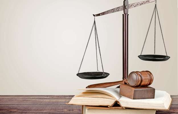 media/k2/galleries/22135/thumbs/judges-gavel-scales-justice-background_web.jpg
