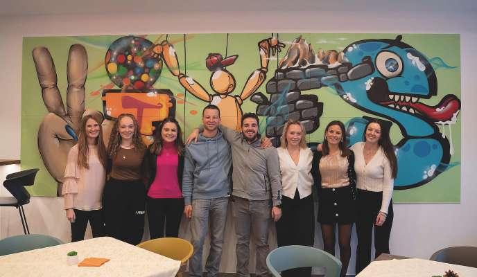 Na pert dl cunsëi di Jëuni de Sëlva. Da m.c.: Julia Perathoner, Karin Chiesa, Julia Senoner, Lukas Mussner, Alex Villgrattner, Sara Chiesa, Melanie Perathoner y Anna Demetz. (Foto: Patrick Demetz)
