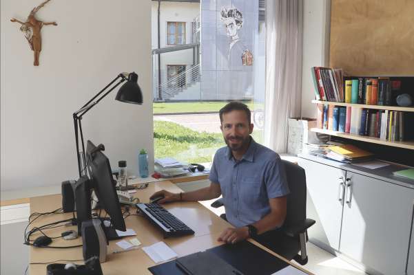 Bernhard Flatscher ie I diretëur nuef dl ITE Raetia a Urtijëi.
