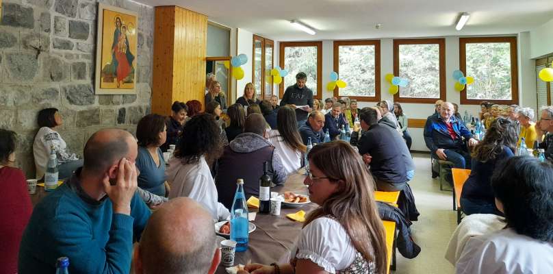 Ucrains e volontadives fascegn a la festa ta "la Fuci" a Poza olache n muie i à troà azet.
