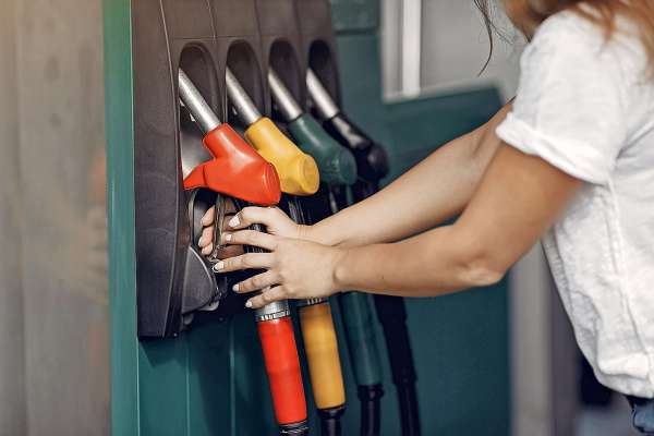 media/k2/galleries/22210/thumbs/elegant-woman-standing-on-a-gas-station_web.jpg