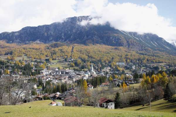 Anpezo é un di trei comuns ladins despartis dal Tirol dl Süd dant 100 agn.
