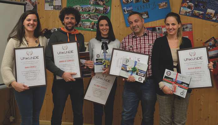 Unerei y uneredes, da m.c.: Anna Demez, Andreas Comploi, Melanie Mussner, Andreas Delago y Alexia Demez.
