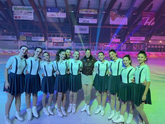 Le grup dles "Ice Angels" cun la campionëssa Carolina Kostner, pro le "Christmas on Ice" te Gherdëna.
