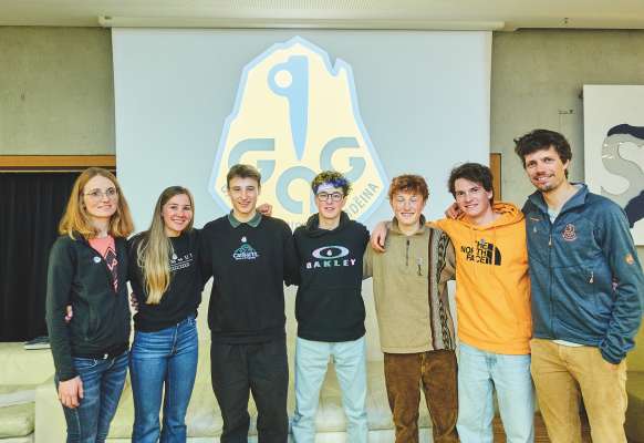L ciodo GAG à giapà (da m.c.) Andrea Rainer, Johanna Ratschiller, Maximilian Hofer, Damian Holzknecht, Valentin Mahlknecht y Damian Holzknecht. A man drëta l presidënt da dant Martin Dejori.
