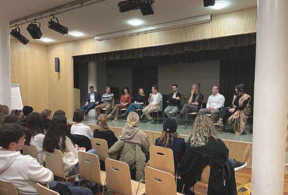 Pra l’ancunteda tl’aula magna dl ITE Raetia a Urtijëi. Da m.c.: Lukas Demetz, Ivan Peristi, Marita Moroder, Valeria Bernardi, Martin Demetz, Bruno Maruca, Igor Comploi, Eugen Hofer y Bea Insam.
