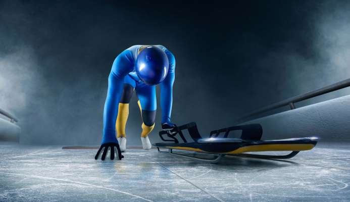 media/k2/galleries/22341/thumbs/skeleton-sport-bobsled-luge-athlete-descends-sleigh-ice-track.jpg