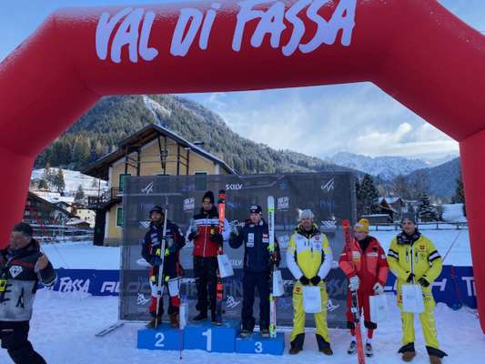 L podie del slalom lèrch de anché te Fascia, col badiot Zingerle al prum post.
