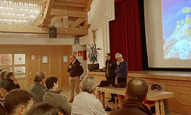 Tratan la Sessiun Forestala di comuns de Badia y Corvara, (dmc) l'ombolt de Badia Iaco Frenademetz, le colaboradú dl Ispetorat Forestal da Bornech Klaus Oblerlechner y le comissar dl Ispetorat Gottlieb Moling. 
