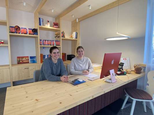 Les döes secreteries dl'agenzia de iadi »Holimites« Nadine Miribung y Astrid Kostner. 
