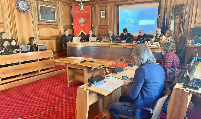 Ra conferenza de servizie in Ciaśa de Comun, da vardà drio el projeto, da fei su ra pista da bob noa Eugenio Monti.
