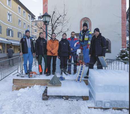 Da m.c.: la artistes y i artisć Isaak Demetz, Sophia Wimmer, Violain Planque, Johanna Messner, Mattia Bianchini, Damian Piazza y l cuordinadëur dl proiet Filip Piccolruaz.
