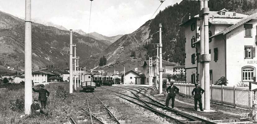 N retrat del 1929 de la veia stazion de la ferata de Pardac.
