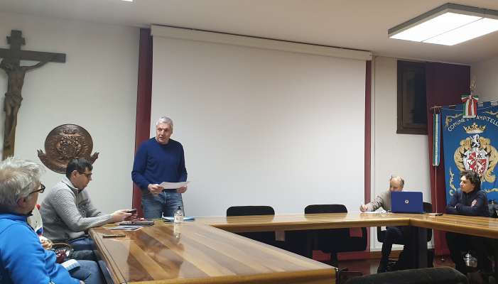 L ombolt de Ciampedel Ivo Bernard ge spiega l projet ai conseieres de Comun.
