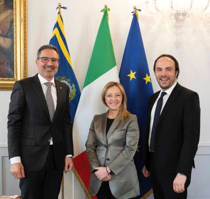 Da man ciampa le presidënt dla Provinzia autonoma Arno Kompatscher, la presidënta dl Consëi di ministri Giorgia Meloni y le surastant dla SVP Philipp Achammer (foto: governo.it)
