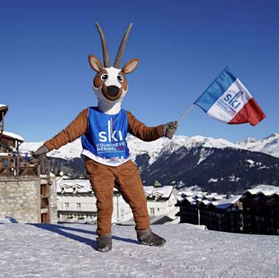 Toya, la mascotte di Mondiai de schi alpin 2023 a Courchevel Méribel. foto: courchevelmeribel2023.com/agence zoom
